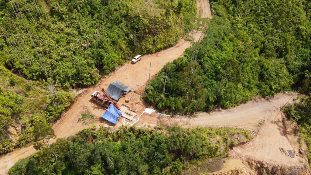 The Wild Dog Project area is located along PNG’s circum-Pacific “Rim of Fire” arc, an environment known for world-class porphyry Cu-Au and epithermal gold deposits.  Located on the island of New Britain in the East New Britain province, Wild Dog is a district-scale land package which spans over 1,400 km² and features the large scale, high-grade low-sulphidation and high-sulphidation epithermal gold-copper Wild Dog structure and the an adjacent high-priority copper-gold porphyry target called Magiabe.
